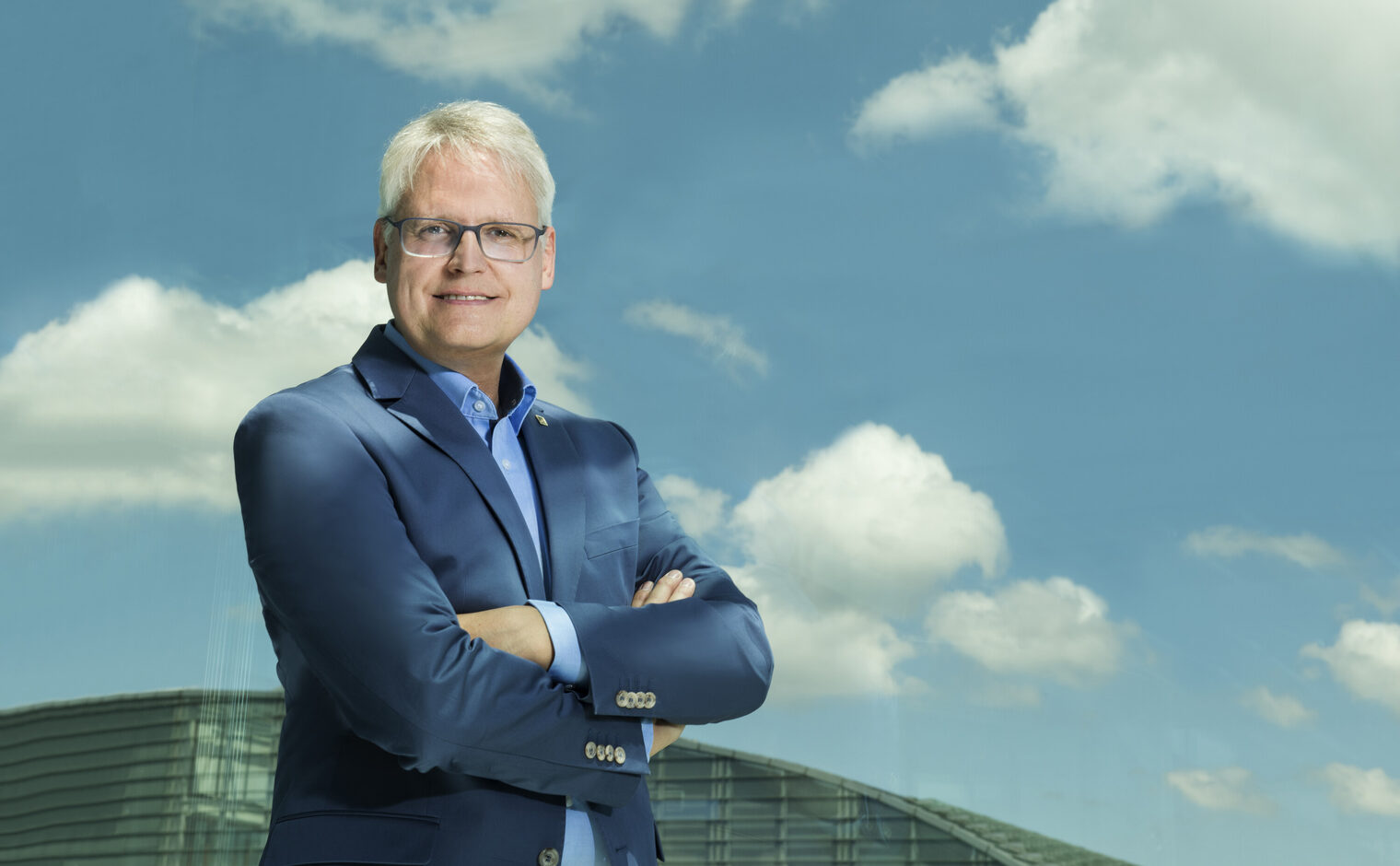Winfried Schröter im Freien, Porträt im Querformat