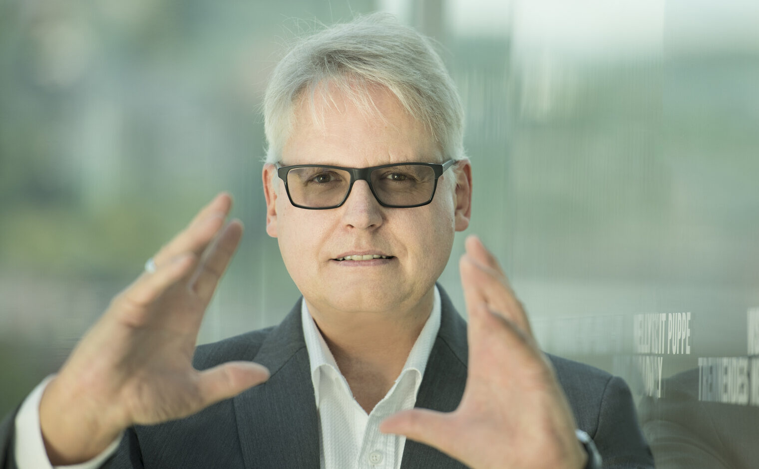 Winfried Schröter beim Erklären, Nahaufnahme